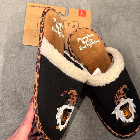 Dakota Fleece- NWT Women’s Leopard Trim Pumpkin Spice Gnome Slippers Size 9/10 - Picture 3 of 11